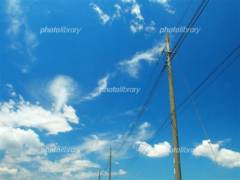 曇り空に伸びる電線 写真素材 4305310 無料 フォトライブラリー Photolibrary