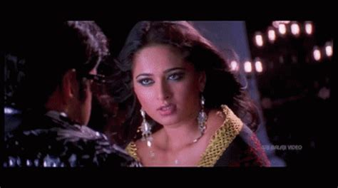 Anushka Shetty Hot In Okka Magadu
