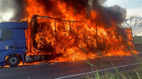 Un TIR a luat foc pe DN 56 A în Mehedinți Șoferul cetățean străin a