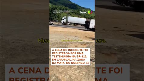 Carreta cai em ribanceira após motorista esquecer de puxar freio de mão