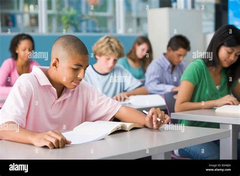 Los estudiantes que estudian en clase de geografía Fotografía de stock