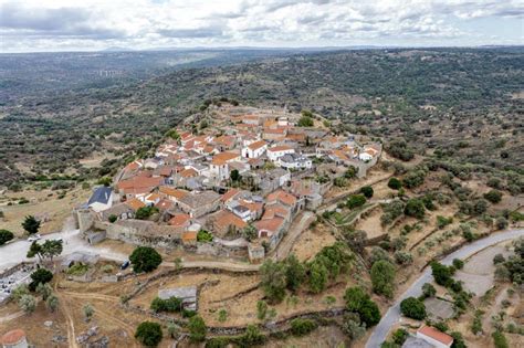 Vista Aérea Da Aldeia Histórica De Castelo Mendo Em Portugal Imagem de