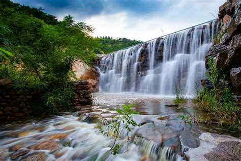 莱州这里！雨后现飞瀑美景，激流、青山、绿树美不胜收！澎湃号·政务澎湃新闻 The Paper