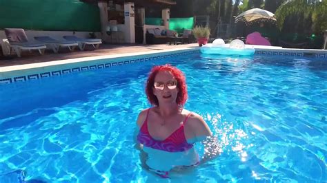 Nur Ich In Einem Bikini Spritze Im Urlaub In Spanien In Einem Pool Herum XHamster