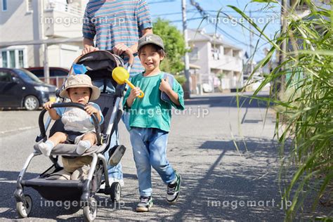 おさんぽをする日本人の親子の写真素材 [238763245] イメージマート