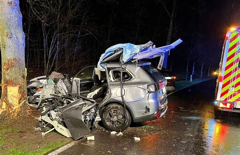 Auto fährt gegen Baum 18 Jähriger lebensgefährlich verletzt