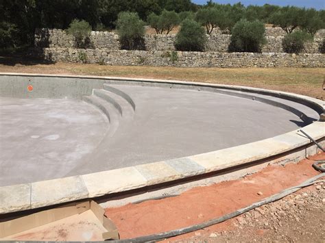 Fabrication De Margelles En Pierre Froide Pour Une Piscine Dans Le Var