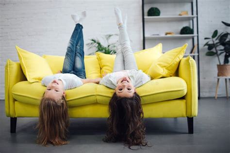 Dois Adolescentes Sentam se No Sofá Amarelo Na Sala Eles Caderno Do