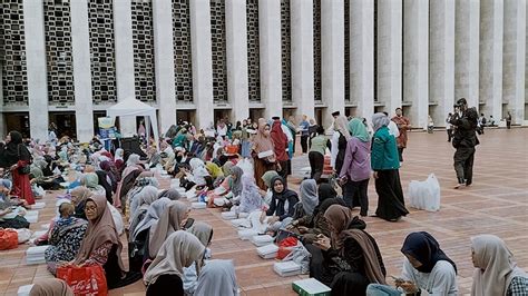 Momen Ribuan Jemaah Antusias Ikut Buka Puasa Bersama Di Masjid Istiqlal