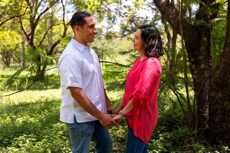 Casal sorridente de vista lateral ao ar livre Foto Grátis