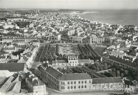 Cpsm France Les Sables D Olonne Vue A Rienne Sur La Place De La