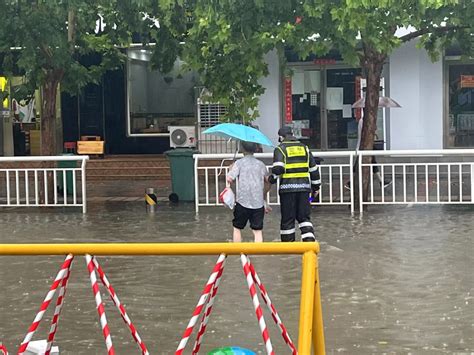 郑州暴雨来袭，他们逆行折返帮助涉水车辆、被困群众安全转移 大河新闻