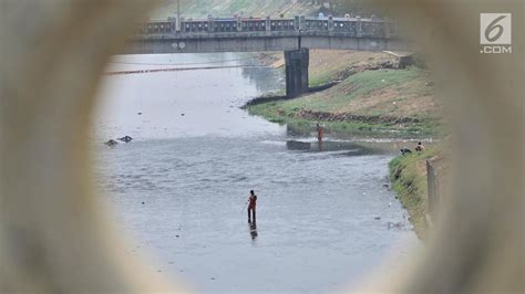 Foto Berjibaku Bersihkan Sampah Di Kanal Banjir Timur Foto Liputan