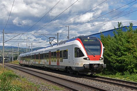 RABe 523 041 auf der S3 fährt am 28 07 2023 Richtung Bahnhof Itingen