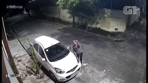 VÍDEO Homem é flagrado quebrando retrovisor de carro e jogando pedra