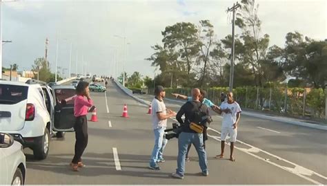 Portal Zap Durante Grava O De Reportagem Equipe Da Tv Record