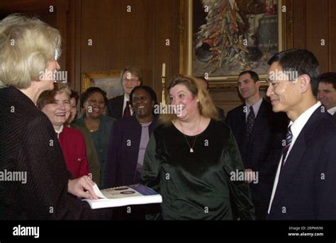 La Secretaria Gale Norton De Extrema Izquierda Con Auditores De La