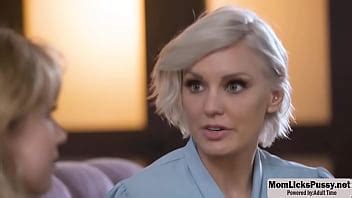 Madrastra caliente le enseña a su hijastra joven cómo masturbarse XVIDEOS