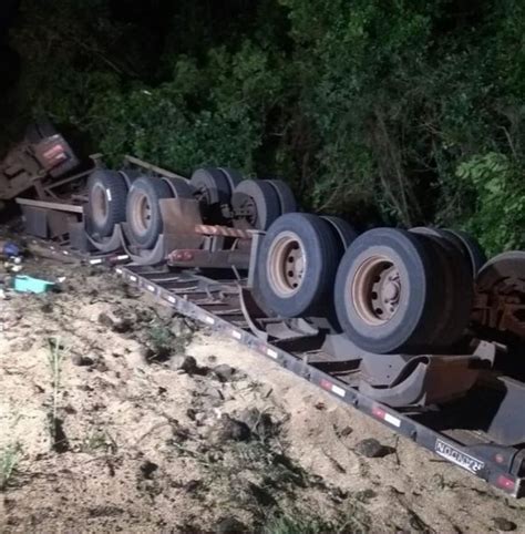 Caminhoneiro fica ferido após tombamento de bitrem na Rota do Sol