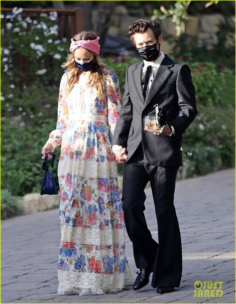 Harry Styles Olivia Wilde Hold Hands At Jeffrey Azoff S Wedding See