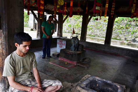 LoOp-WhOlE: Trek to the Kamrunag Temple - रतन यक्ष की कहानी