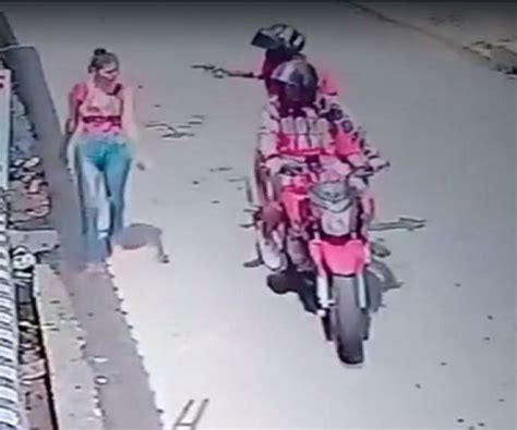 Notícias Vídeo mostra mulher sendo assaltada por dois motoqueiros em