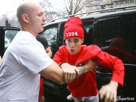 L'homme: Justin Bieber Tries To Fight The Paparazzi In London