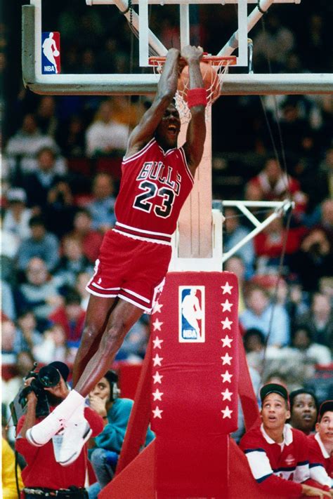 Michael Jordan wins 1988 Slam Dunk Contest at All-Star Weekend
