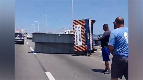 Caminhão tomba e provoca interdição na pista sentido Niterói da Ponte