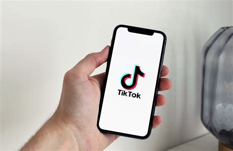 După victoria lui Georgescu TikTok susține că a șters 98 5 din