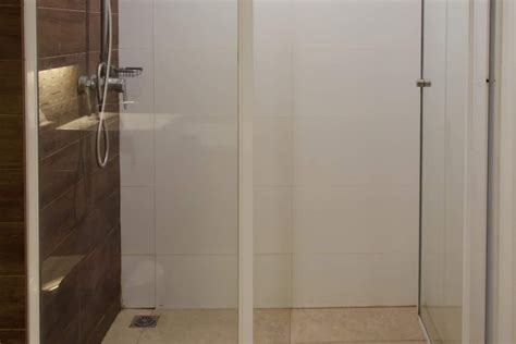 How Do Hotels Keep Glass Shower Doors Clean Beezzly