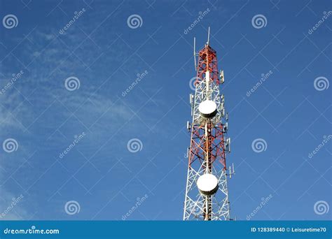 Torre De La Telecomunicaci N Con El Fondo Del Cielo Foto De Archivo