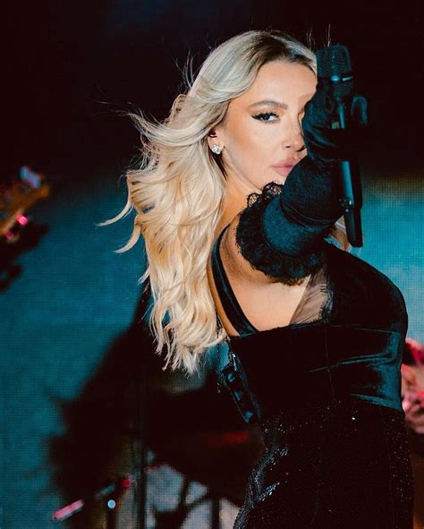 Hadise Nin Olduk A Erotik Bulunan Sevmiyo Klibindeki Gizemli Ve