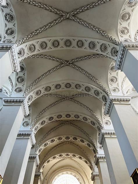 Cúpula De Uma Igreja Católica Colunas De Alto Teto Foto de Stock