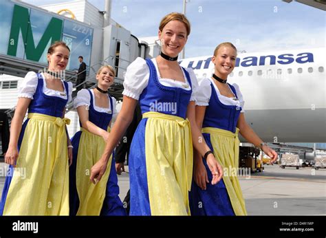 Le personnel de bord de Lufthansa dans de véritables Dirndls et