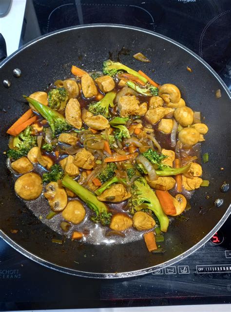 Chinese-Style Chicken and Broccoli Recipe. Image by Stella - Pinch of Nom