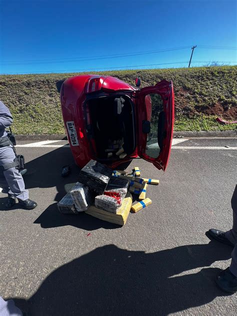 Após perseguição carro capota e polícia apreende quase 150 kg de