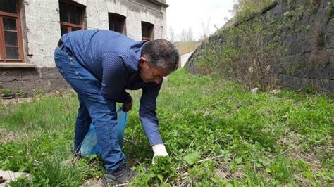 İbrahim Saraçoğlu nun da favori besini Çayını yapıp bardak bardak için