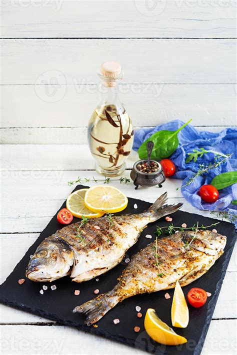 Poisson Dorado Grillé Sur Fond En Bois Poisson De Mer Rôti Aux épices Et Herbes 9225115 Photo