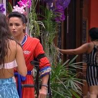 Marinalva e Emilly se abraçam após discussão e gaúcha chora notícias