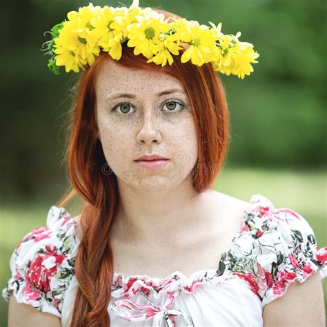 Portrait D Une Fille Couverte De Taches De Rousseur Rousse Photo Stock