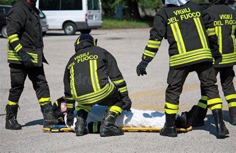 I Pompieri Portano Una Barella Con Le Lesioni Gravi Dopo La A Immagine