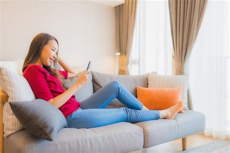 Retrato hermosa joven asiática utilizar teléfono móvil inteligente en