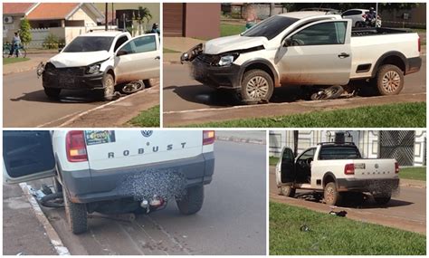 Moto vai parar embaixo de carro após colisão em cruzamento de Pimenta