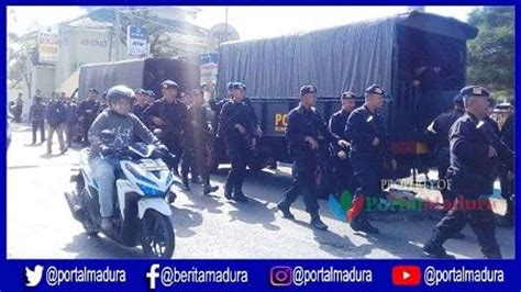 Polda Jatim Terjunkan Brimob Pasca Massa Bakar Polsek Tambelangan