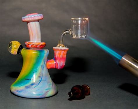 Dab Rig Vs Bong Get Stoned The Right Way Leafbuyer