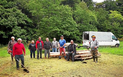 Forêt de Coatloch à Scaër la hutte des sabotiers bientôt sur pied