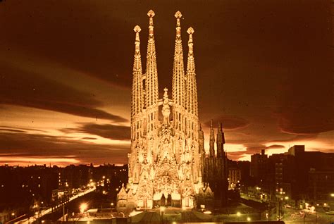 Vista Nocturna De La Fachada De La Natividad Templo Expiatorio