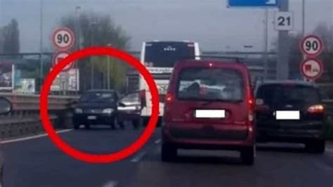 Marcianise Alla Guida Contromano In Autostrada La Polizia Ferma La