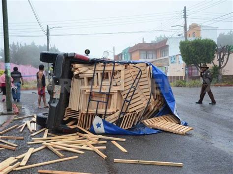 Localizan Camioneta Volcada